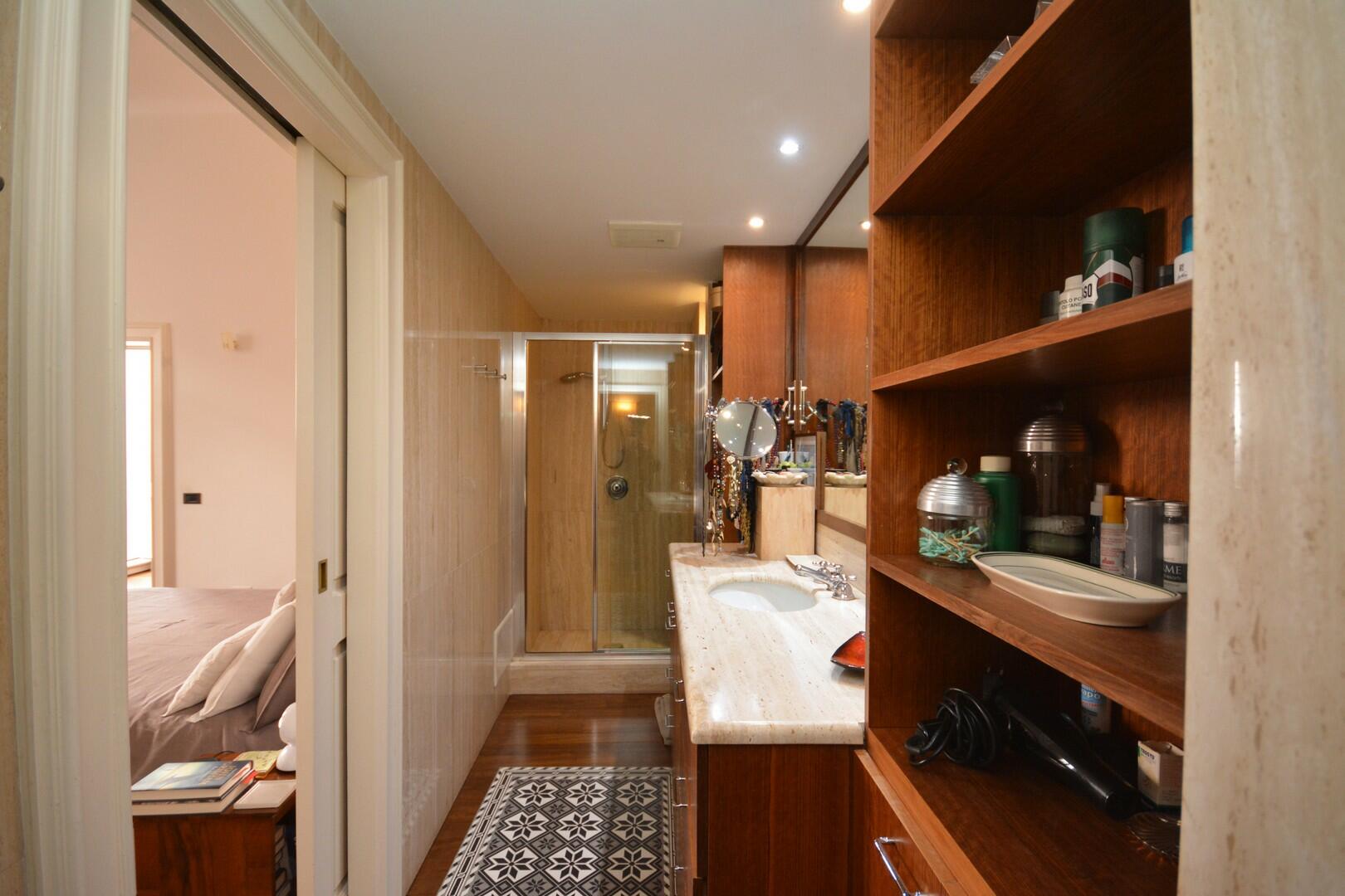 Shower room - Bedroom B