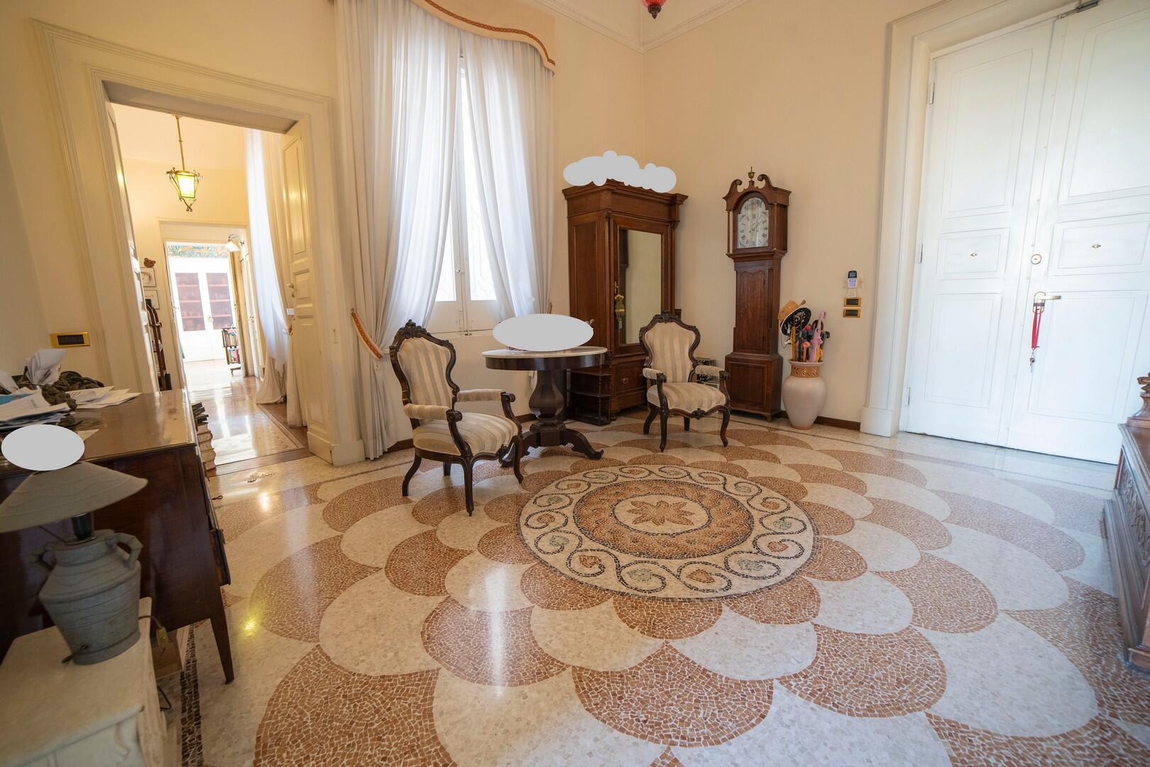 Palazzo for sale in Lecce, Puglia